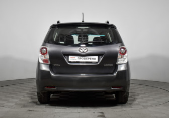 Подержанный автомобиль Toyota Verso 2010 года (6 фото)