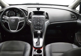 Подержанный автомобиль Opel Astra Hatchback 2011 года (14 фото)