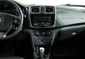 Подержанный автомобиль Renault Logan Sedan 2015 года (14 фото)