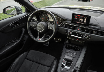 Подержанный автомобиль Audi A4 Sedan 2018 года (10 фото)