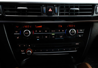 Подержанный автомобиль BMW X6 2015 года (16 фото)
