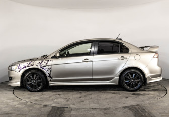 Подержанный автомобиль Mitsubishi Lancer Sedan 2008 года (8 фото)