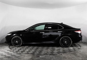 Подержанный автомобиль Toyota Camry Sedan 2019 года (9 фото)