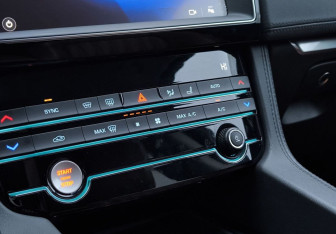 Подержанный автомобиль Jaguar F-Pace 2018 года (31 фото)