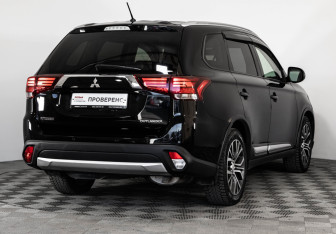 Подержанный автомобиль Mitsubishi Outlander 2015 года (5 фото)