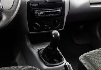 Подержанный автомобиль Skoda Octavia Liftback 2001 года (13 фото)