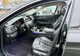Подержанный автомобиль Hongqi H5 2022 года (10 фото)