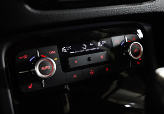 Подержанный автомобиль Volkswagen Touareg 2012 года (15 фото)