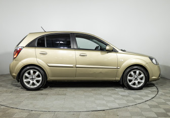 Подержанный автомобиль Kia Rio Hatchback 2011 года (4 фото)