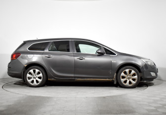 Подержанный автомобиль Opel Astra Wagon 2011 года (4 фото)