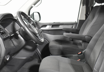 Подержанный автомобиль Volkswagen Caravelle 2018 года (10 фото)
