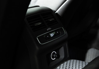 Подержанный автомобиль Audi A4 Sedan 2015 года (23 фото)