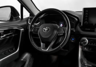 Подержанный автомобиль Toyota RAV4 2019 года (15 фото)