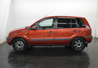 Подержанный автомобиль Ford Fusion 2006 года (8 фото)