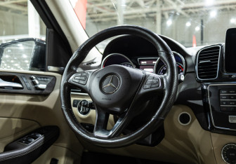 Подержанный автомобиль Mercedes-Benz GLE 2016 года (13 фото)