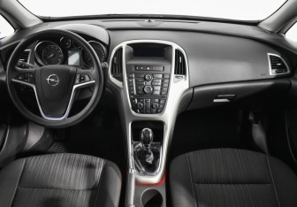 Подержанный автомобиль Opel Astra Hatchback 2011 года (13 фото)