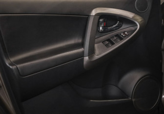 Подержанный автомобиль Toyota RAV4 2010 года (21 фото)