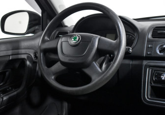 Подержанный автомобиль Skoda Fabia Hatchback 2010 года (14 фото)