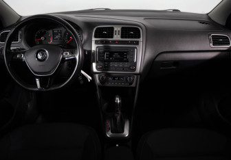 Подержанный автомобиль Volkswagen Polo Sedan 2017 года (9 фото)