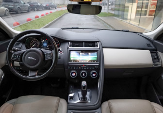 Подержанный автомобиль Jaguar E-Pace 2018 года (10 фото)