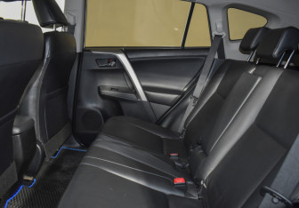 Подержанный автомобиль Toyota RAV4 2015 года (11 фото)