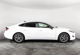 Подержанный автомобиль Hyundai Sonata 2020 года (4 фото)