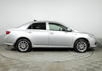 Подержанный автомобиль Toyota Corolla Sedan 2007 года (4 фото)