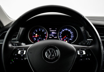 Подержанный автомобиль Volkswagen Tiguan 2019 года (15 фото)