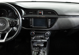 Подержанный автомобиль Kia Rio Hatchback 2018 года (14 фото)