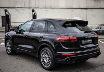 Подержанный автомобиль Porsche Cayenne 2014 года (9 фото)