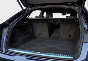 Подержанный автомобиль Audi Q8 2019 года (31 фото)