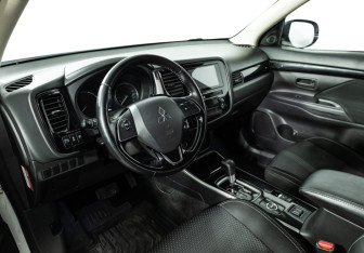 Подержанный автомобиль Mitsubishi Outlander 2019 года (11 фото)