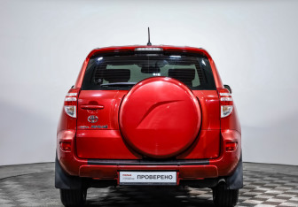Подержанный автомобиль Toyota RAV4 2011 года (6 фото)