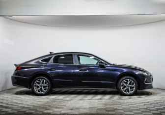 Подержанный автомобиль Hyundai Sonata 2021 года (4 фото)