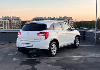 Подержанный автомобиль Citroen C4 Aircross 2012 года (4 фото)