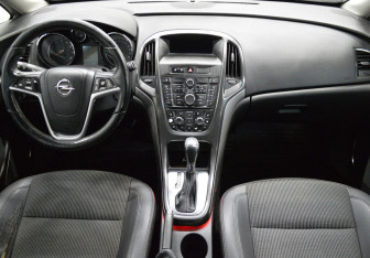 Подержанный автомобиль Opel Astra Hatchback 2011 года (14 фото)