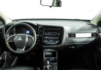 Подержанный автомобиль Mitsubishi Outlander 2013 года (14 фото)