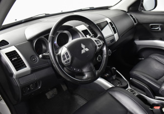 Подержанный автомобиль Mitsubishi Outlander 2011 года (9 фото)