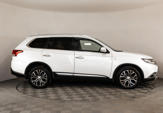 Подержанный автомобиль Mitsubishi Outlander 2017 года (4 фото)