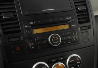 Подержанный автомобиль Nissan Tiida Hatchback 2008 года (13 фото)