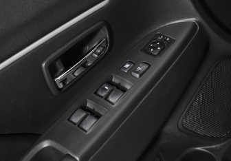 Подержанный автомобиль Mitsubishi ASX 2012 года (10 фото)