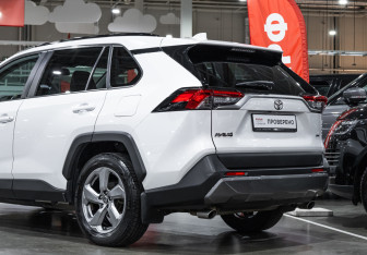 Подержанный автомобиль Toyota RAV4 2021 года (10 фото)
