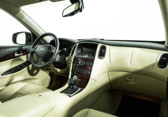 Подержанный автомобиль Infiniti QX50 2016 года (9 фото)