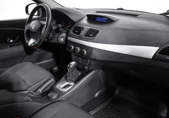 Подержанный автомобиль Renault Fluence 2011 года (13 фото)
