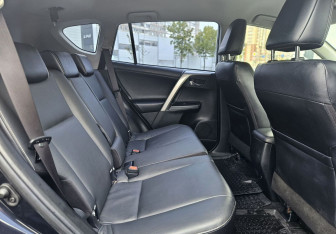 Подержанный автомобиль Toyota RAV4 2017 года (12 фото)