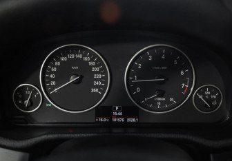 Подержанный автомобиль BMW X3 2012 года (12 фото)