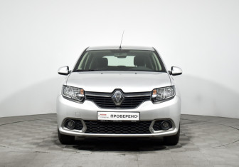 Подержанный автомобиль Renault Sandero 2015 года (2 фото)
