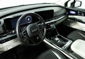 Подержанный автомобиль Kia Carnival 2022 года (12 фото)