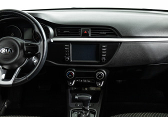Подержанный автомобиль Kia Rio Hatchback 2018 года (14 фото)