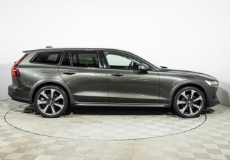 Подержанный автомобиль Volvo V60 Cross Country 2019 года (4 фото)